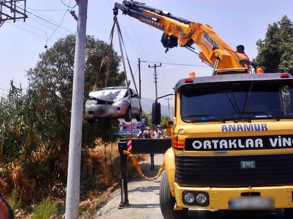 Kazalı otomobilin vinçle kaldırılması