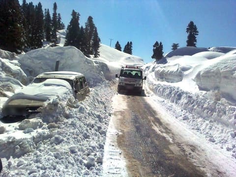 Karlı yayla yolunda çekici