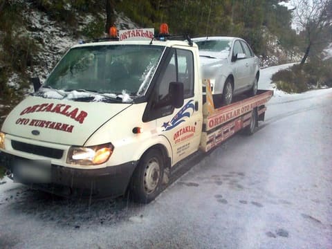 Karlı yolda araç taşıma