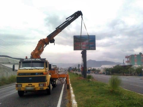 Hiyapla reklam panosu montajı