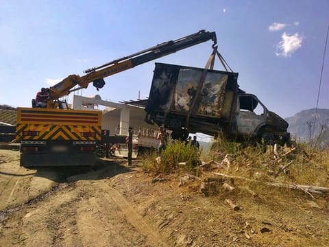 Yanan kamyonun vinçle kaldırılması