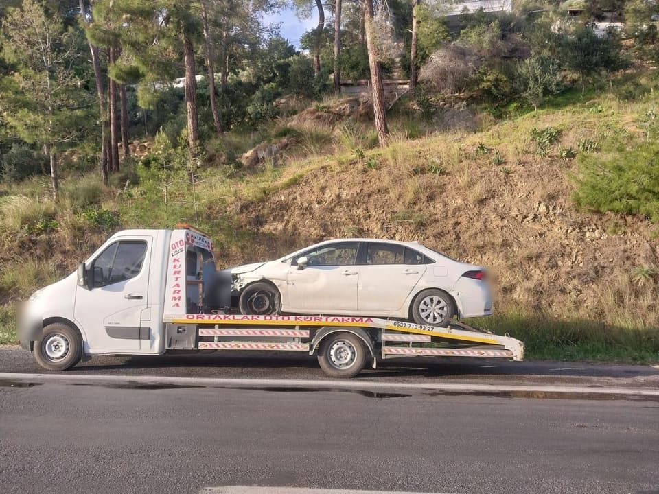 Kaza yapmış otomobilin çekiciyle taşınması