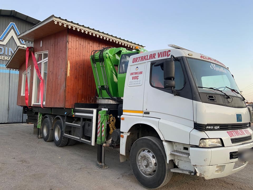 Ortaklar Vinç hiyaplı vinçle prefabrik ev taşıyor